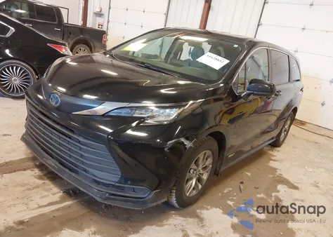 2021 Toyota Sienna Le z USA, uszkodzony, nr VIN 5TDKSKFC3MS020505